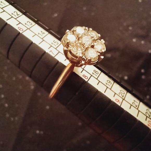 Vintage 2 tone white and yellow gold ring. 7 diamond cluster over 1 ct total. - Picture 2 of 3